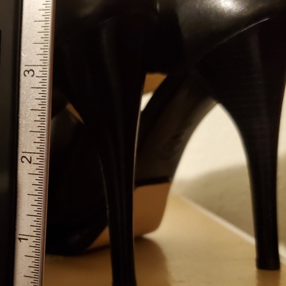 Michael Kors Elena cross strap leather pump - Picture 3 of 3